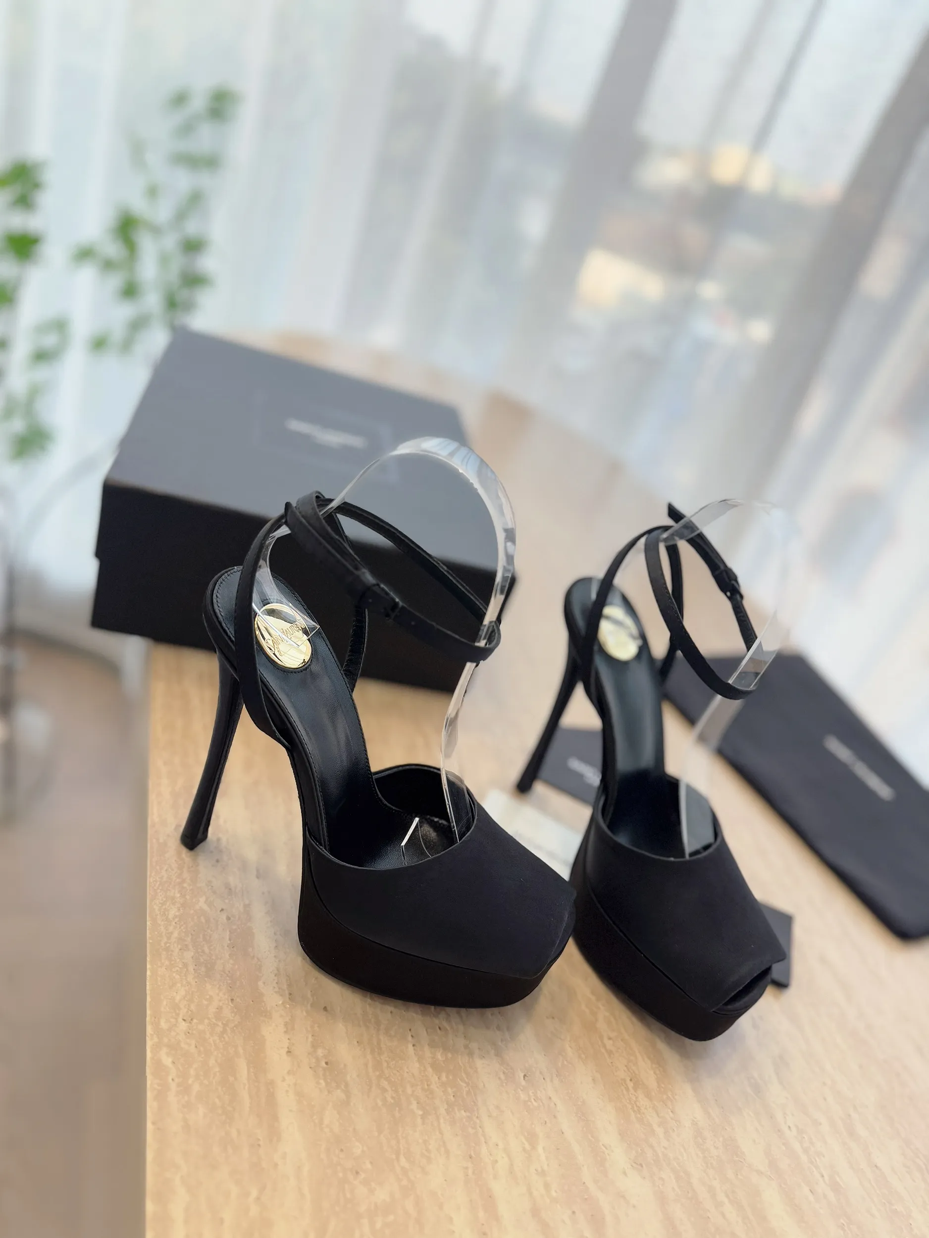 👟👟Ex-factory price 620👟👟 "SAINT LAUREN*" Saint Laurent ysl 25/spring and summer new catwalk high heels·new shoe style with 3 cm water platform. Only YSL understands women's hearts best and does not accept refutation. It is a super invincible feminine artifact and a must-have for women (z-product full-body customization, own molded toe hardware, perfect consistency). Compare the differences between pictures and goods on the market. ✔Upper: Customized imported silk, patent leather ✔Inner lining: imported sheepskin ✔Sole: imported genuine leather outsole ✔Heel height: 14cm ✔Number of yards: 35-39 (40.41.42 can be customized and non-returnable) (Full set of packaging)